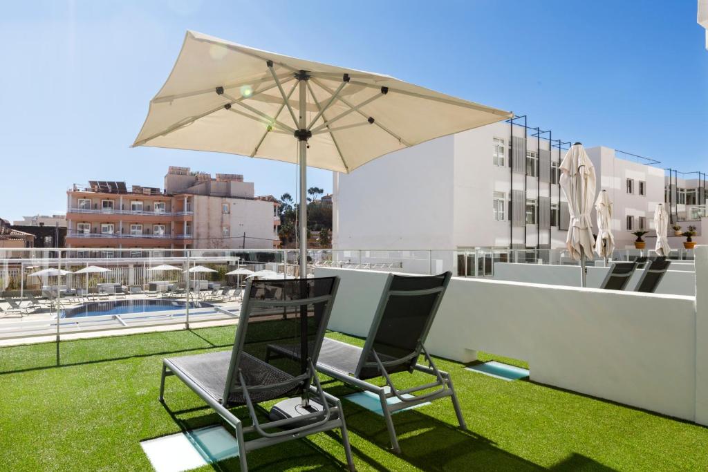 Aparthotel y Hotel Paguera Beach — Swimming pool in Peguera, Balearic Islands