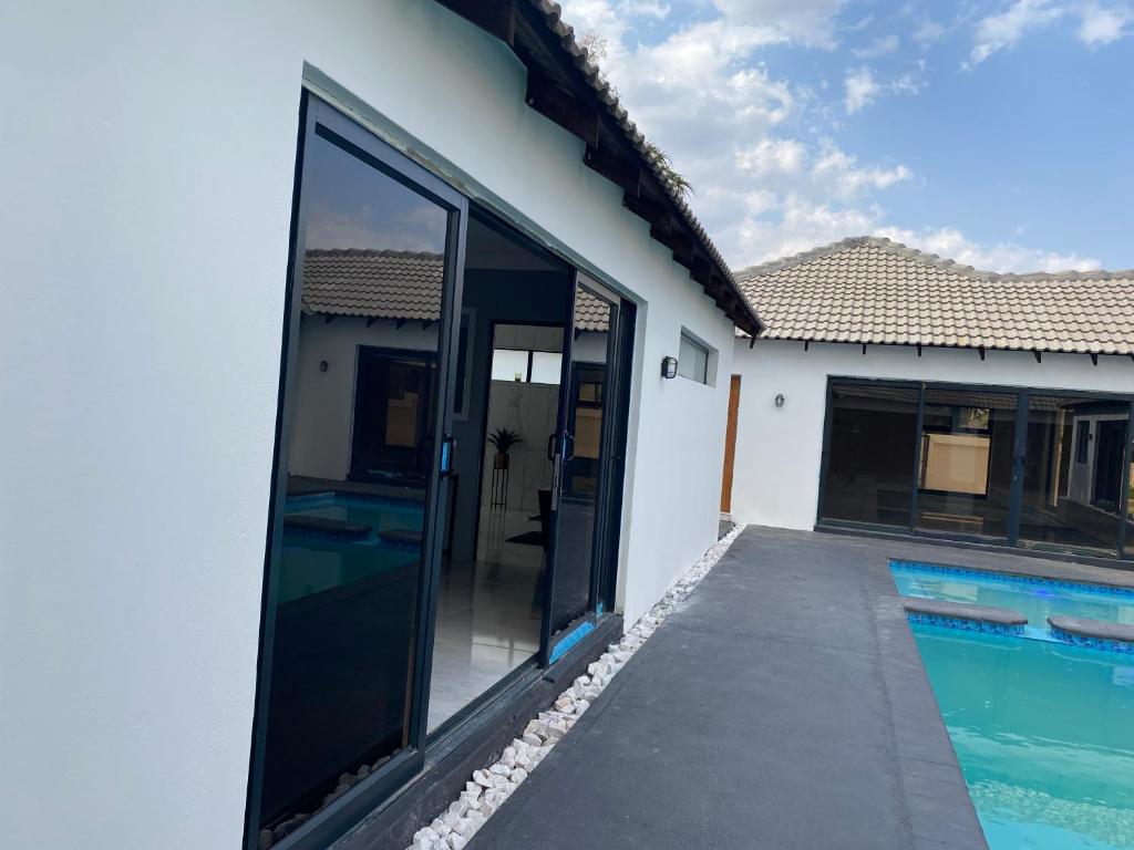 The King's Court Guest Manor — Hotel in Bela Bela