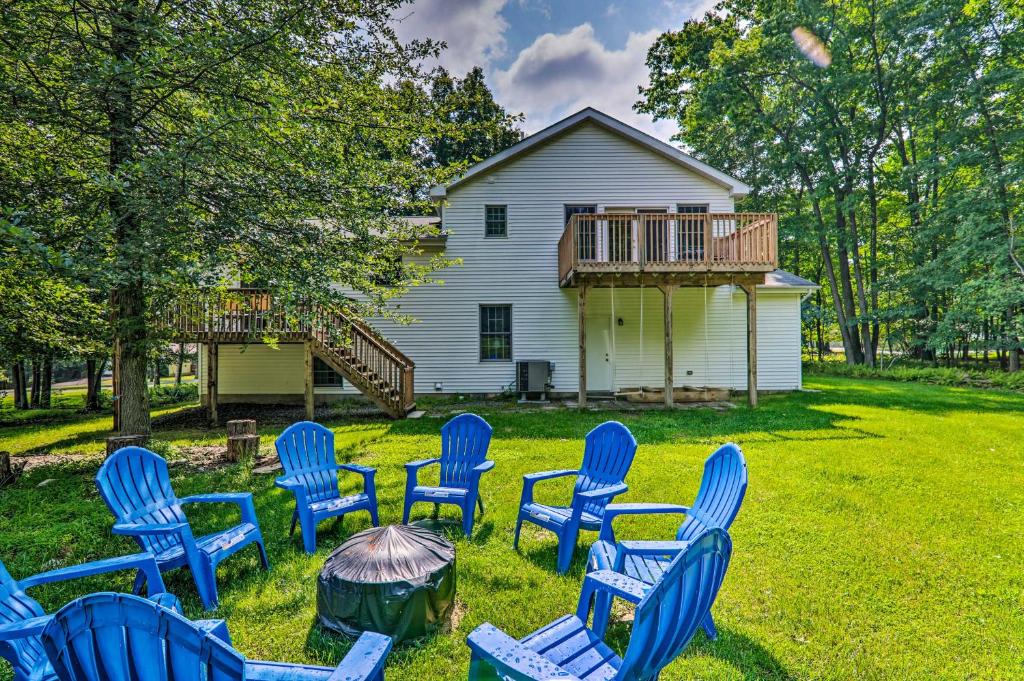 Poconos Retreat with Game Room, Hot Tub, and Sauna! — Hotel in Tobyhanna Township (PA)