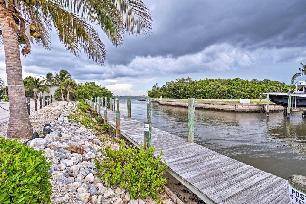 Jensen Beach Home Walk to Beach Access! 전경