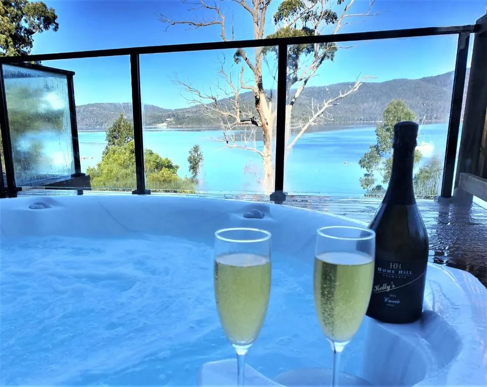 The Beach House- private jacuzzi and wood fire!, hotel v destinaci Dover