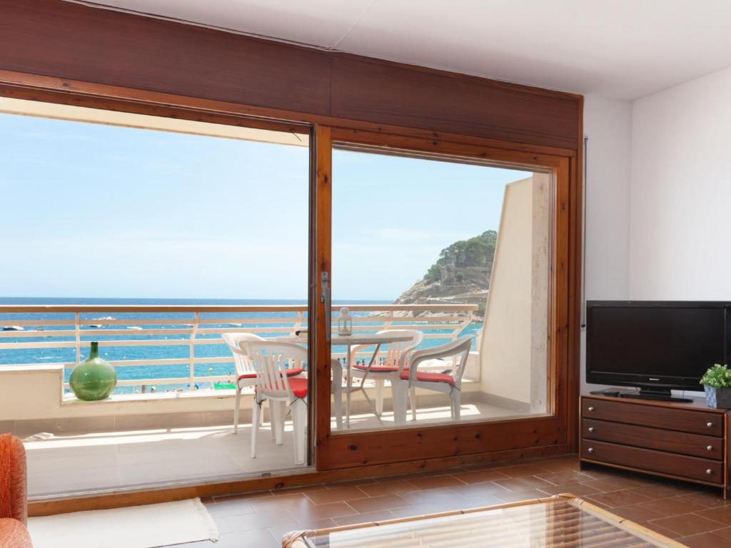 LETS HOLIDAYS Apartment sea views on the beach 3 - 4