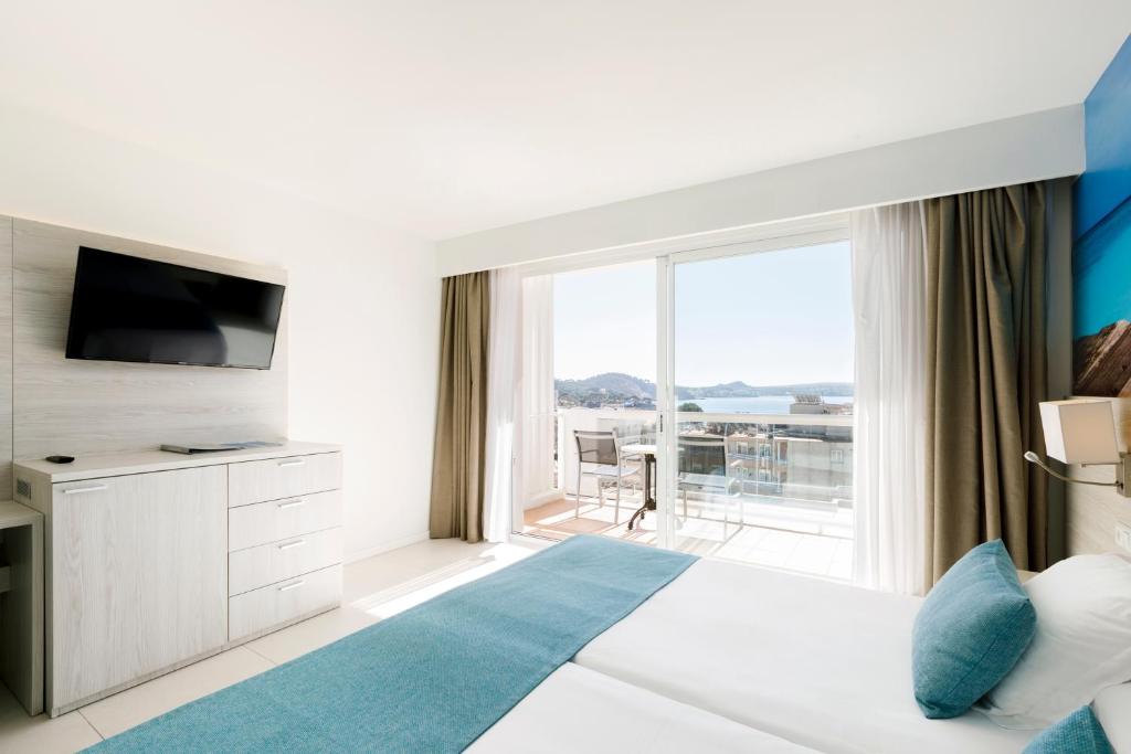 Aparthotel y Hotel Paguera Beach — Hotel rooms in Peguera, Balearic Islands
