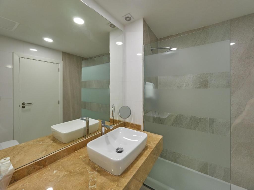 Aparthotel y Hotel Paguera Beach — Hotel rooms in Peguera, Balearic Islands