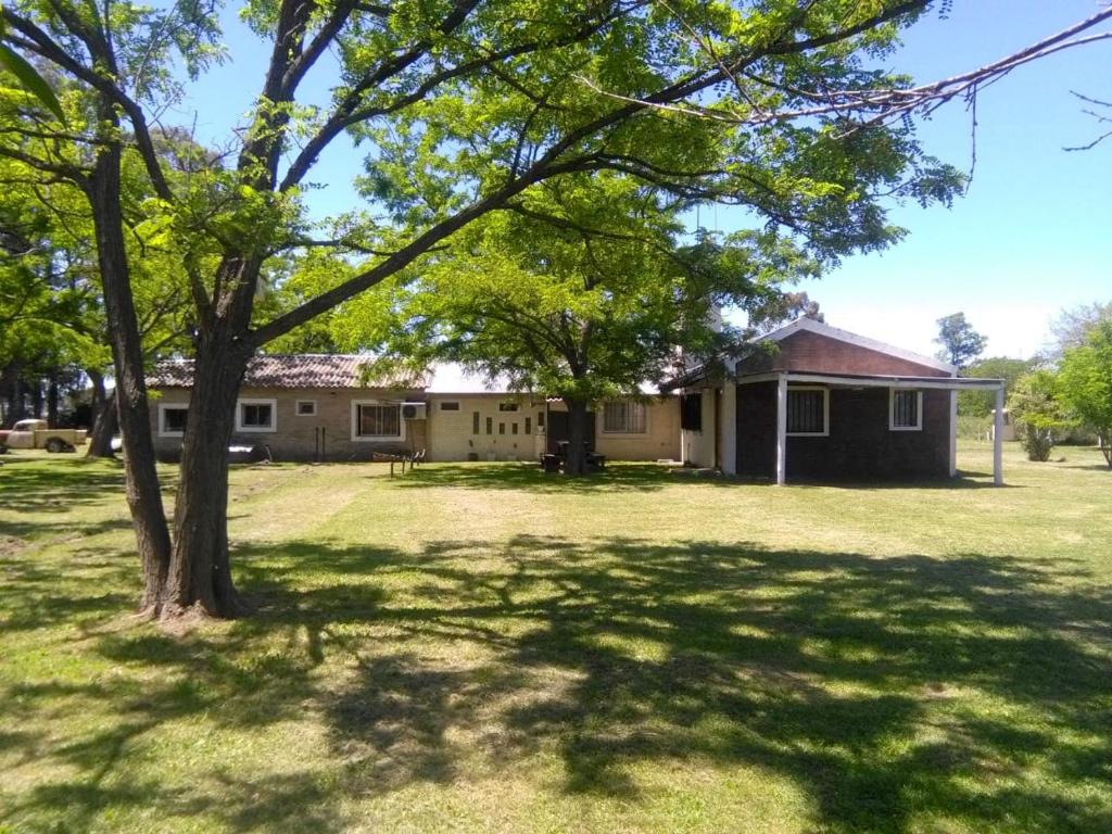 Los Arboles, casa completa a 5 minutos del Aeropuerto — Hotel in Ezeiza