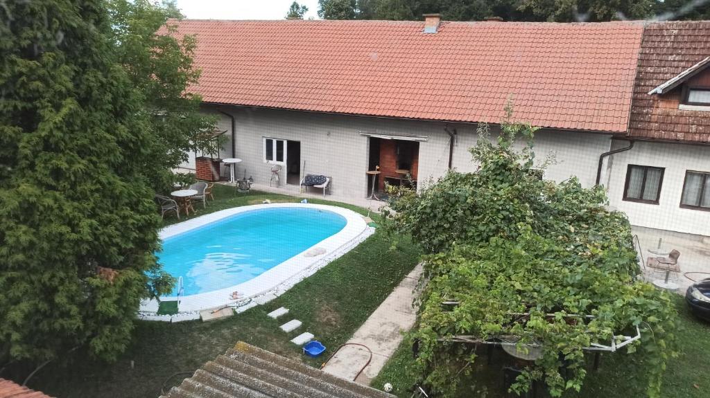 Kuca na selu sa bazenom photo