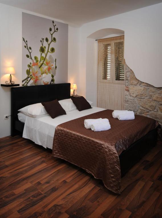 Split Rooms & Apartment Lasta room