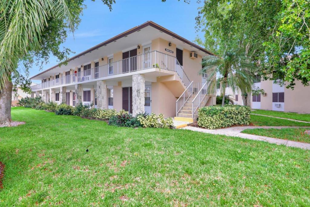 Idyllic condo with brief walk to beach and restaurants, Marco Island