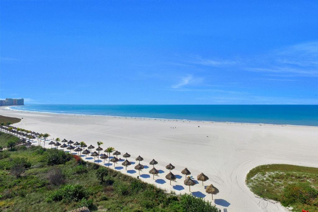 Sunny beachfront condo with pool and SW-facing balcony, Marco Island