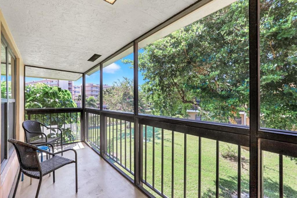 Charming condo with two pools and steps to beach, Marco Island
