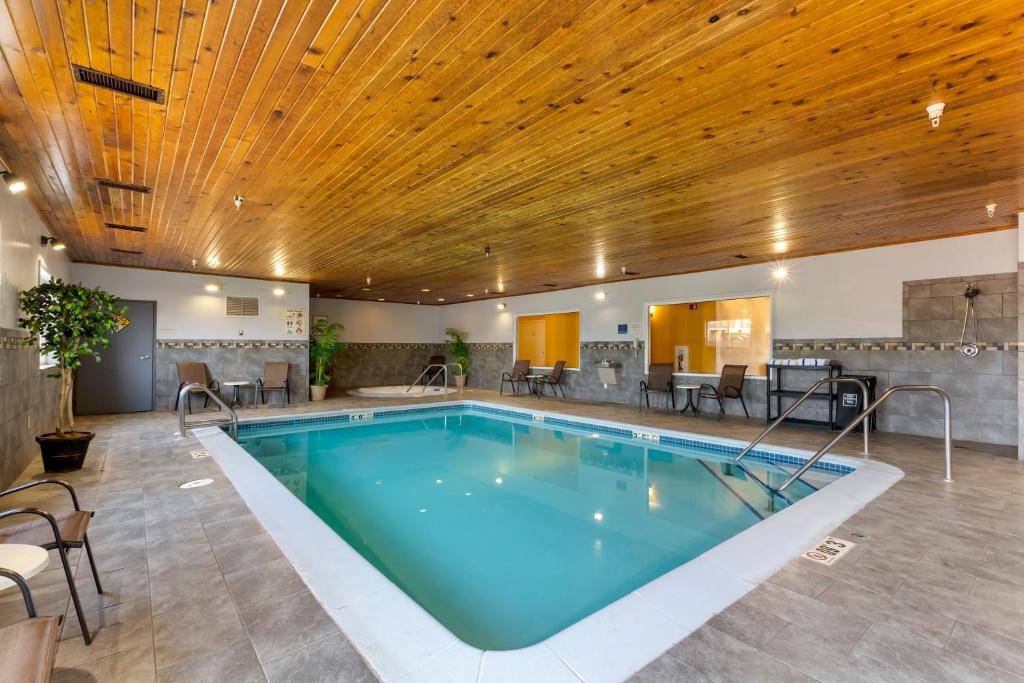 Quality Inn & Suites Keokuk North スイミングプール