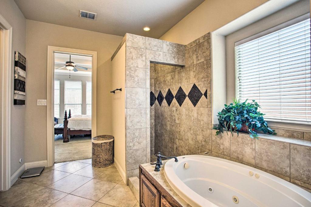 Expansive Texas Home about 4 Mi to Grapevine Lake! photo