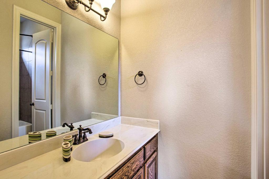 Expansive Texas Home about 4 Mi to Grapevine Lake! photo