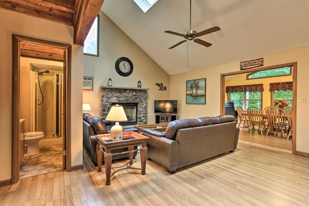 Family-Friendly Lake Ariel Retreat with Pool Access!
