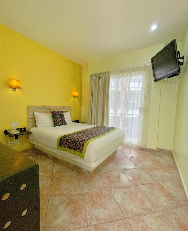 Seven Crown Express & Suites by Kavia photo