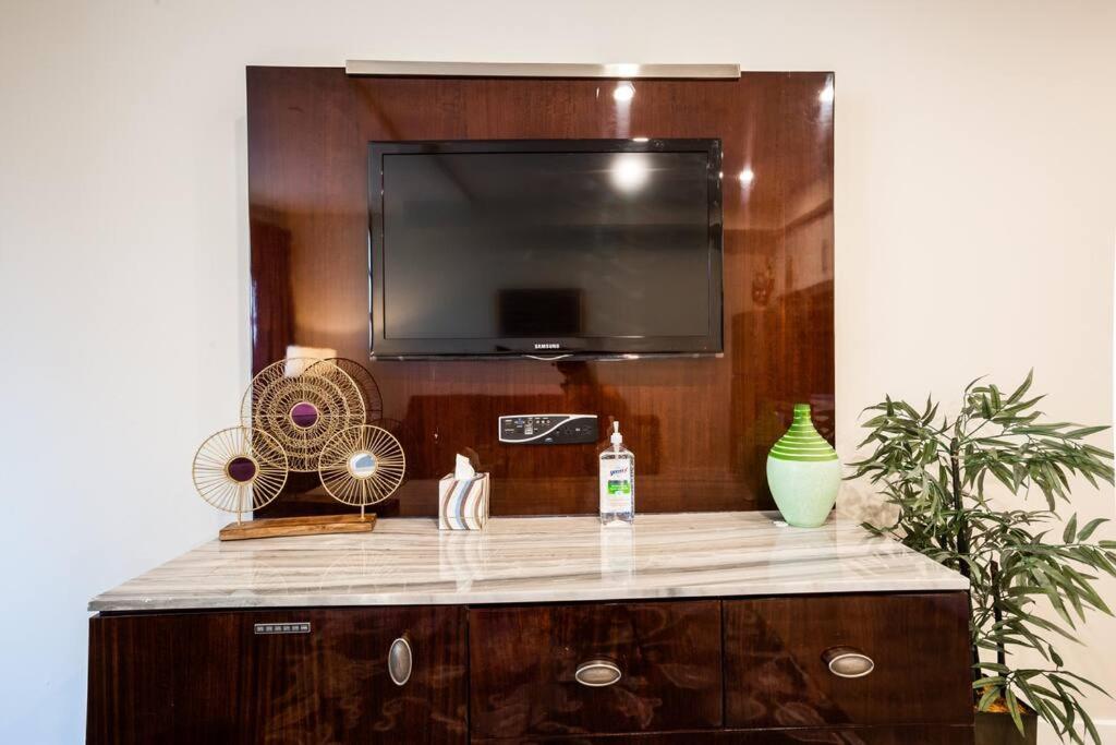1-Bedroom with Cali King Size Bed in San Diego photo