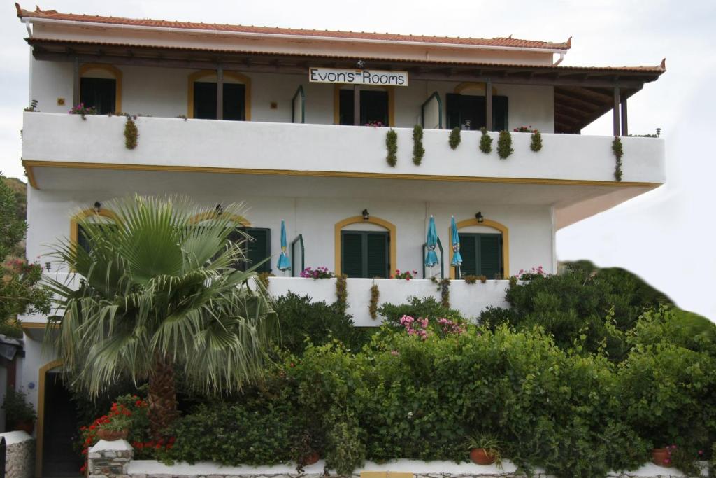 Evon's Rooms — Hotel in Faros