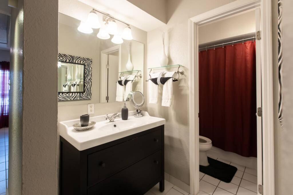 Urban 2BR Apartment In The Heart Of The Heights photo