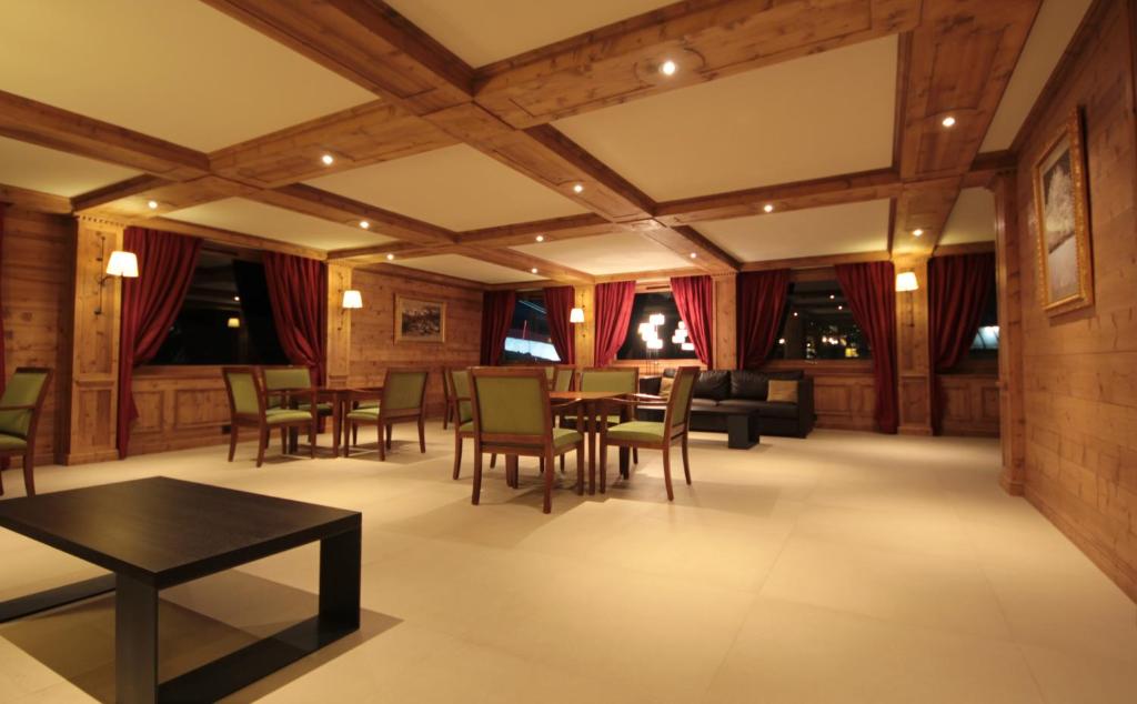 Shared lounge/TV area