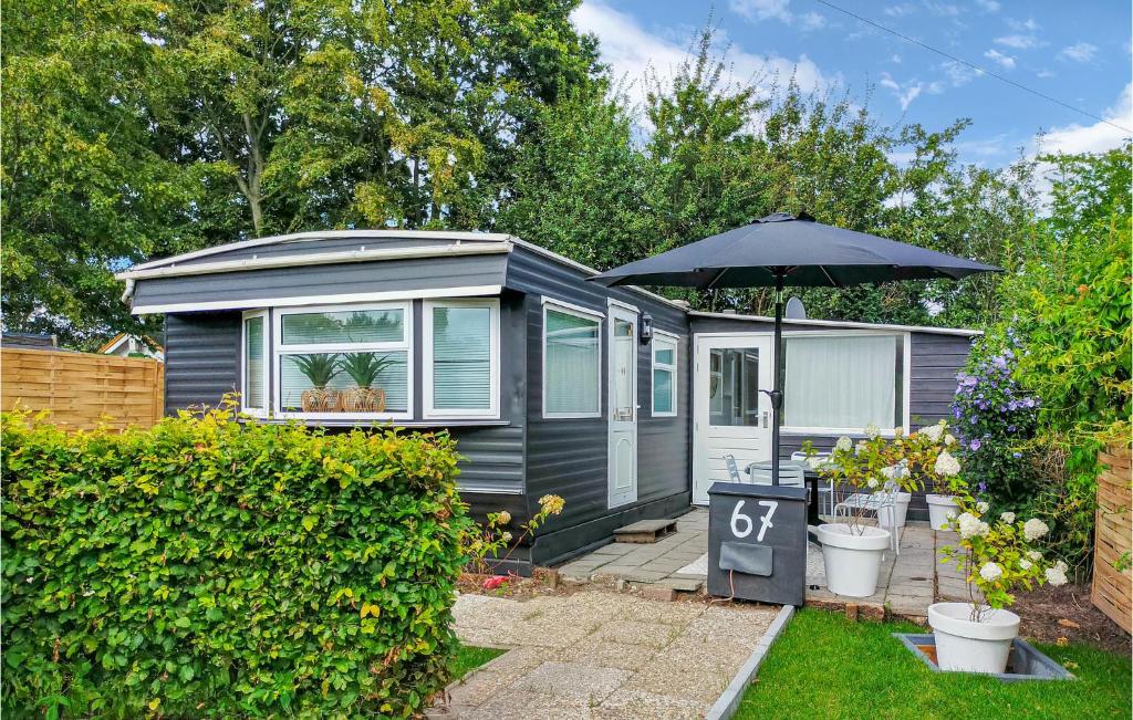 Nice home in Heinkenszand with 3 Bedrooms, WiFi and Outdoor swimming pool