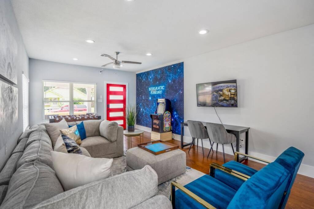 Intergalactic Abode at East Downtown — Hotel in Houston (TX)