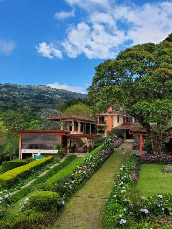Finca Paraiso Mountain Retreat near San Jose Airport, hotel v destinaci Birrí