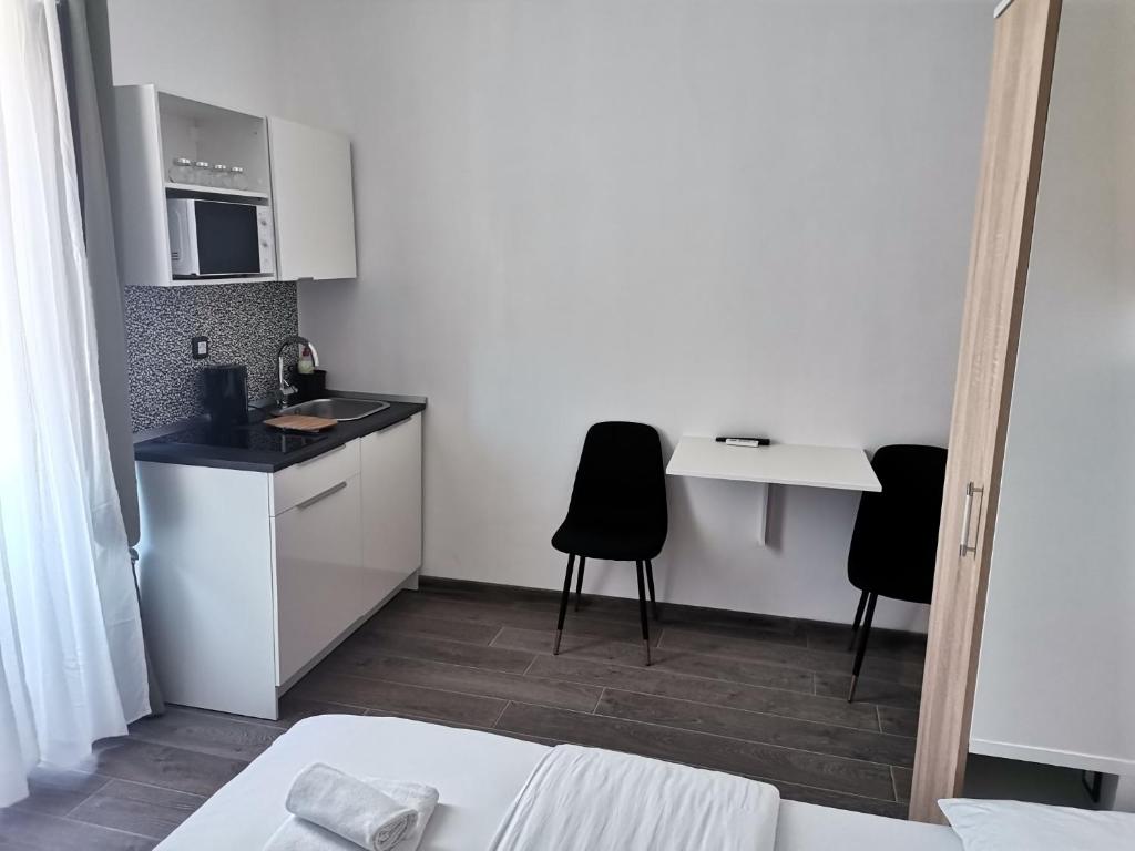 Elin's rooms in center photo