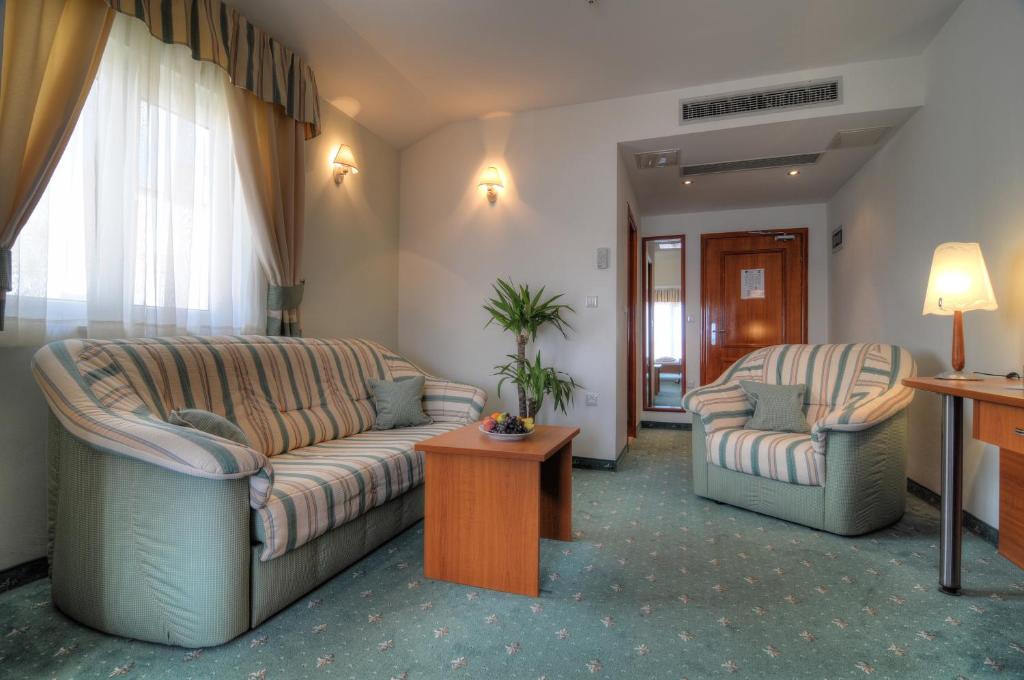Hotel Rosina — Hotel rooms in Makarska, Split-Dalmatia