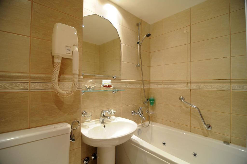 Hotel Rosina — Hotel rooms in Makarska, Split-Dalmatia