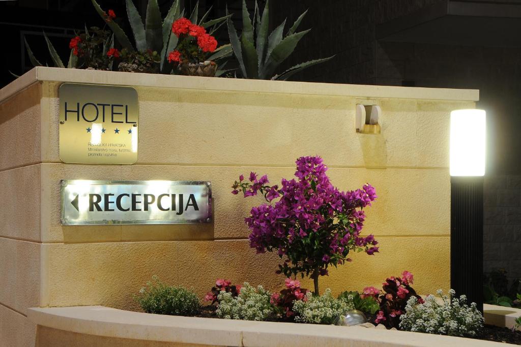 Hotel Rosina — Hotel building in Makarska, Split-Dalmatia