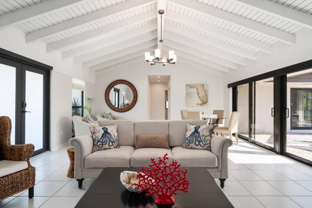 1263 Mulberry Ct, Marco Island