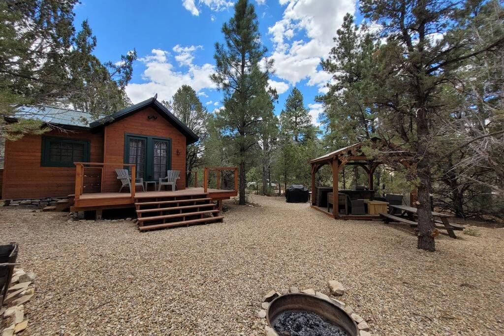 Live Simply Cabin, Walking distance to East Zion trails, Orderville