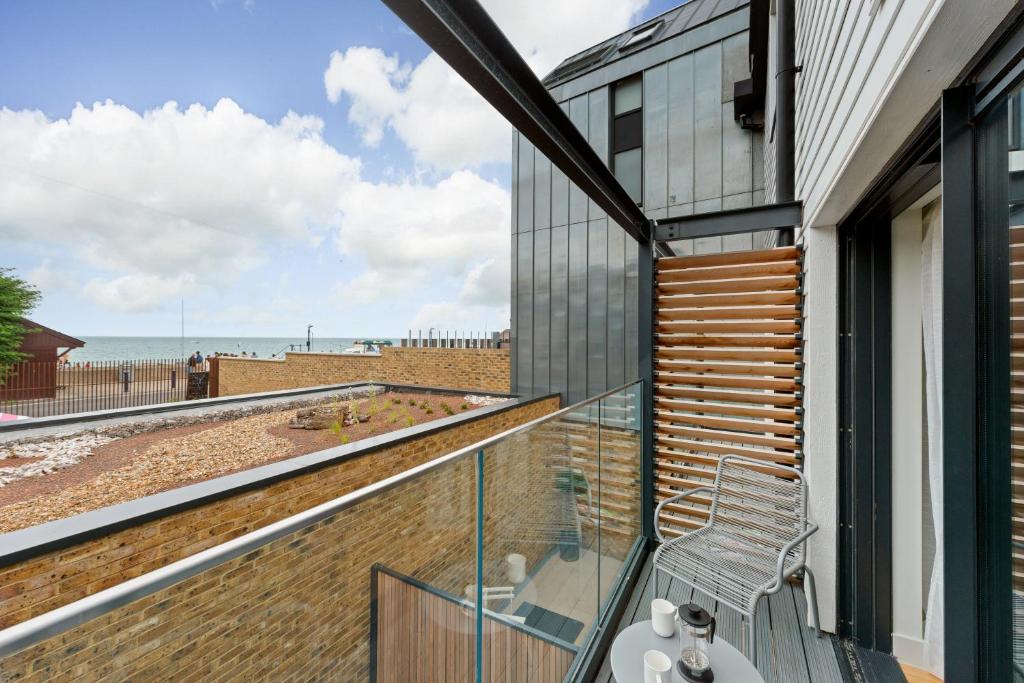 Home with sea views next to the beach!, Kent