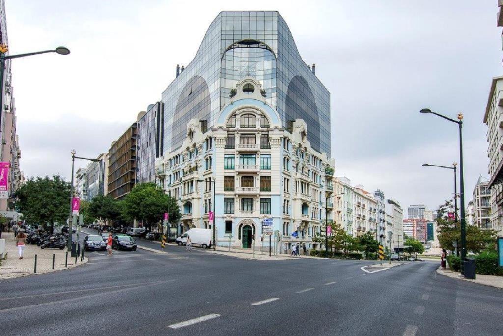 Stunning Apartment near Avenue Liberdade — Hotel in Lisbon