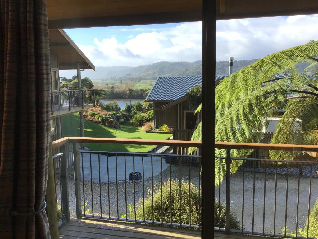 Riverstone Retreat Karamea photo