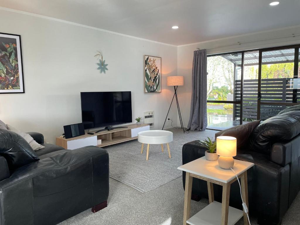 Modern apartment- rural outlook, central Cambridge photo