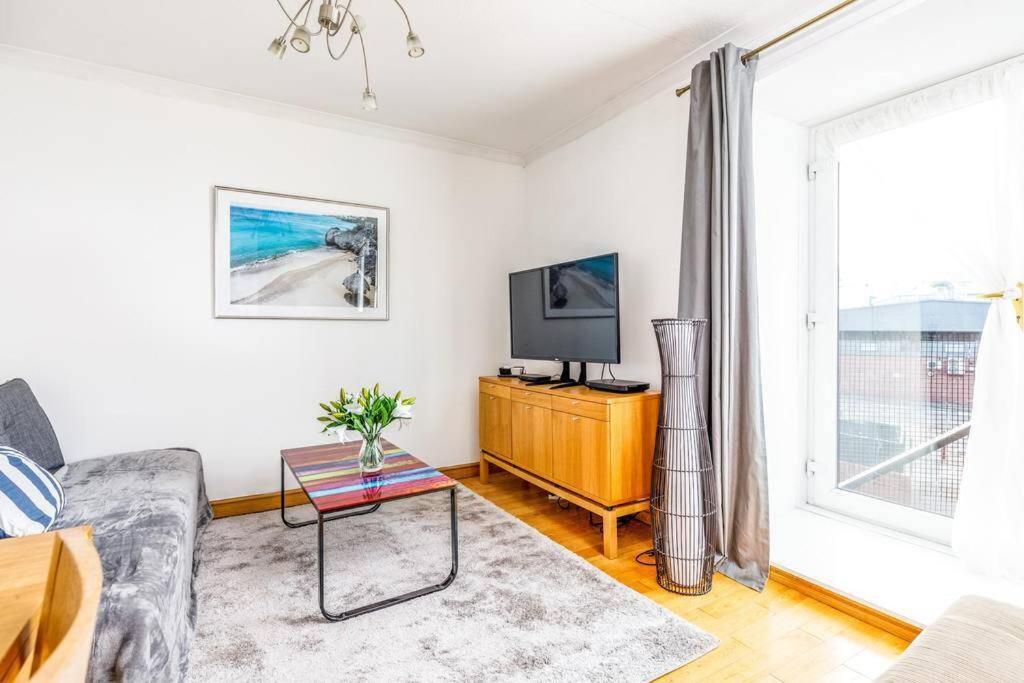 Fresh, modern West End apartment beside Hydro, Glasgow