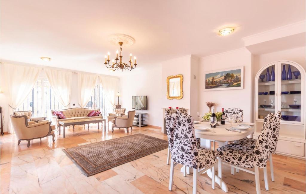 Amazing Home In Benalmádena - 2