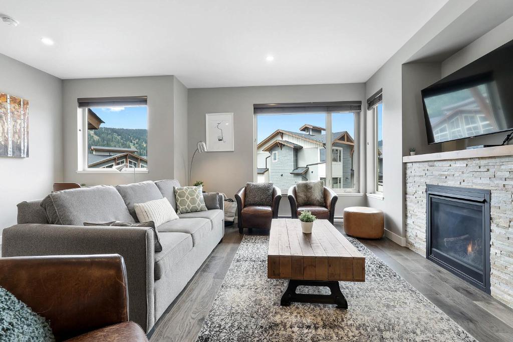 Spacious Modern Ski-in Ski-out with Hot Tub Townhouse, Sun Peaks