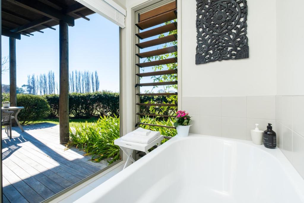 Te Awanga Cottages photo