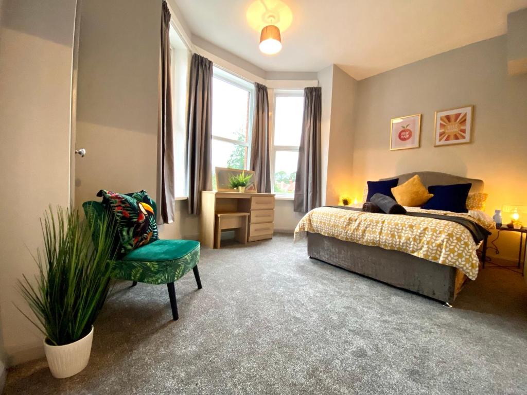 Funky Stylish Apartment! - 5 Minute Walk to the Best Beach! - Great Location - Parking - Fast WiFi - Smart TV - Newly decorated - sleeps up to 4! Close to Bournemouth & Poole Town Centre & Sandbanks, Bournemouth