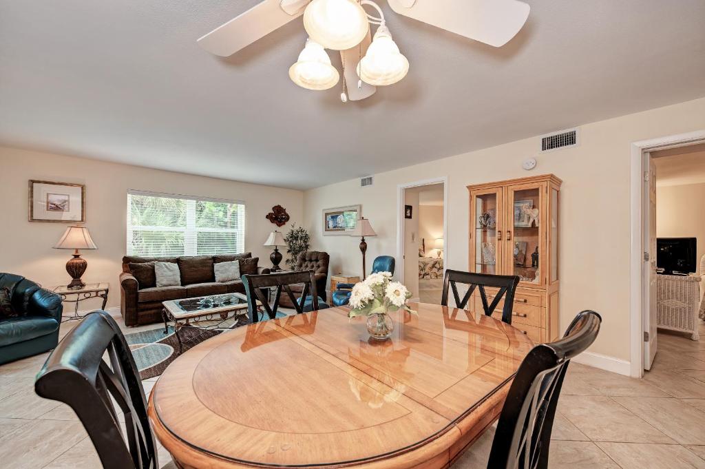 Sea Grape Inn 2- BEACHFRONT Property, Longboat Key
