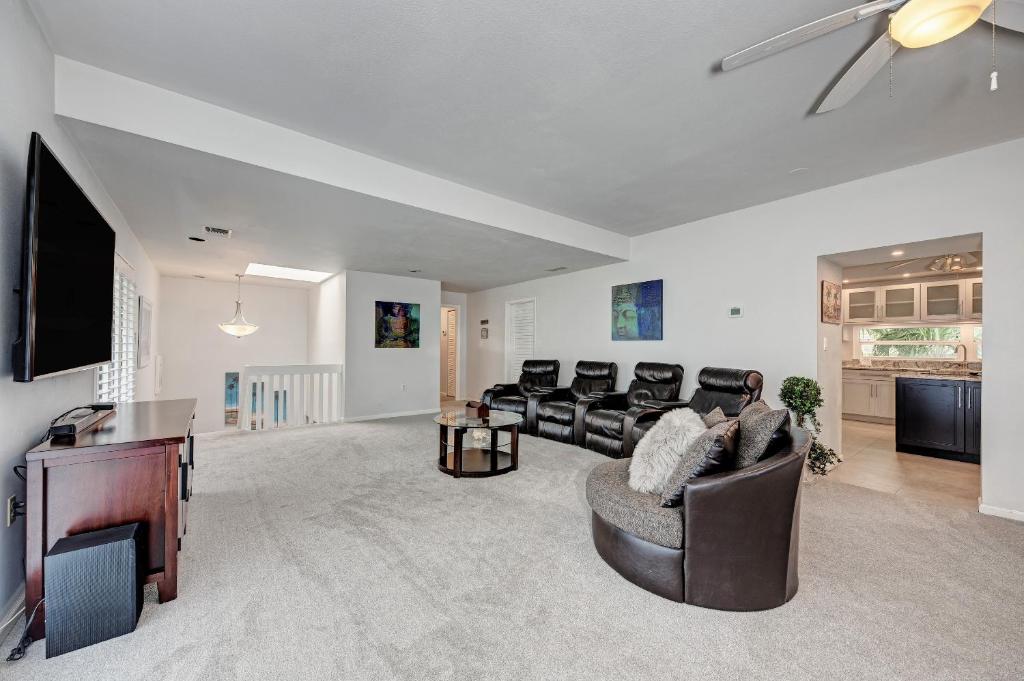 Sea Grape Inn8- BEACHFRONT Property, Longboat Key