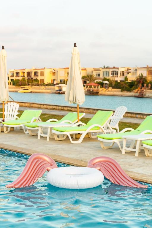 Golden Lake Marina Hotel photo