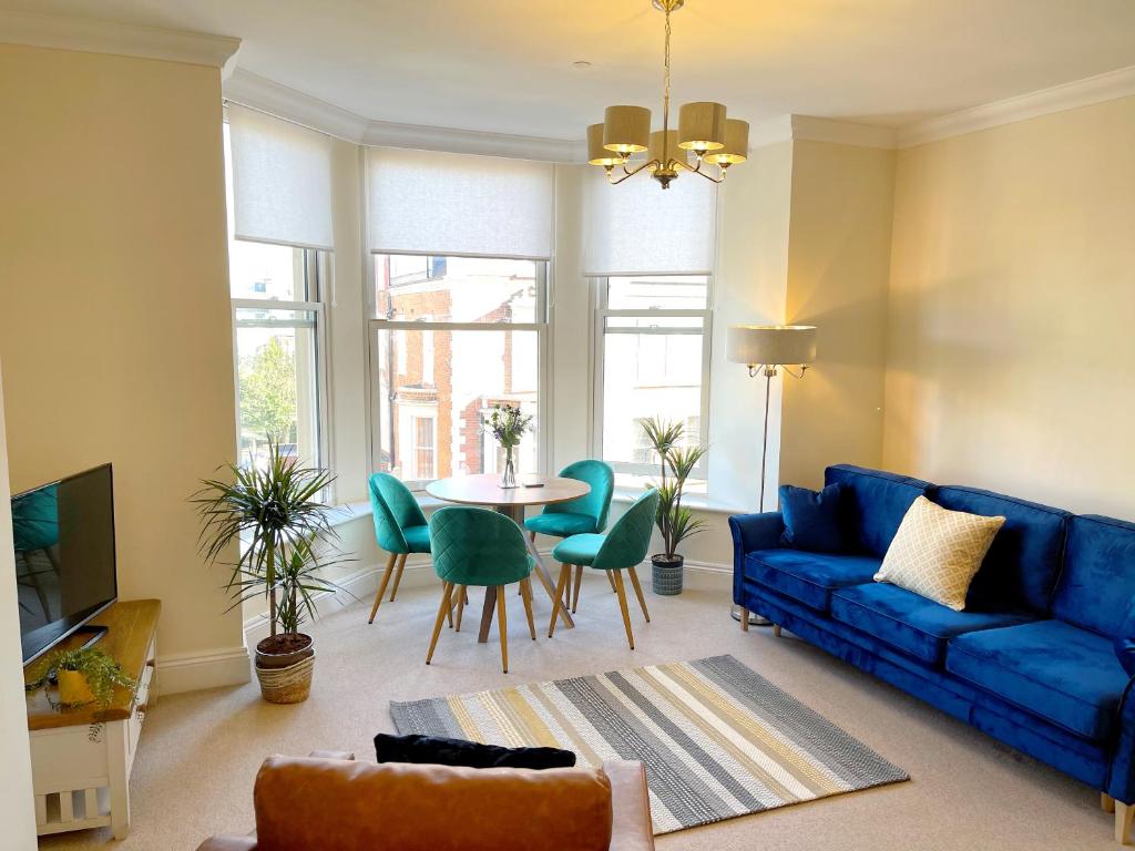 Stylish apartment with free parking, lift & views, Scarborough