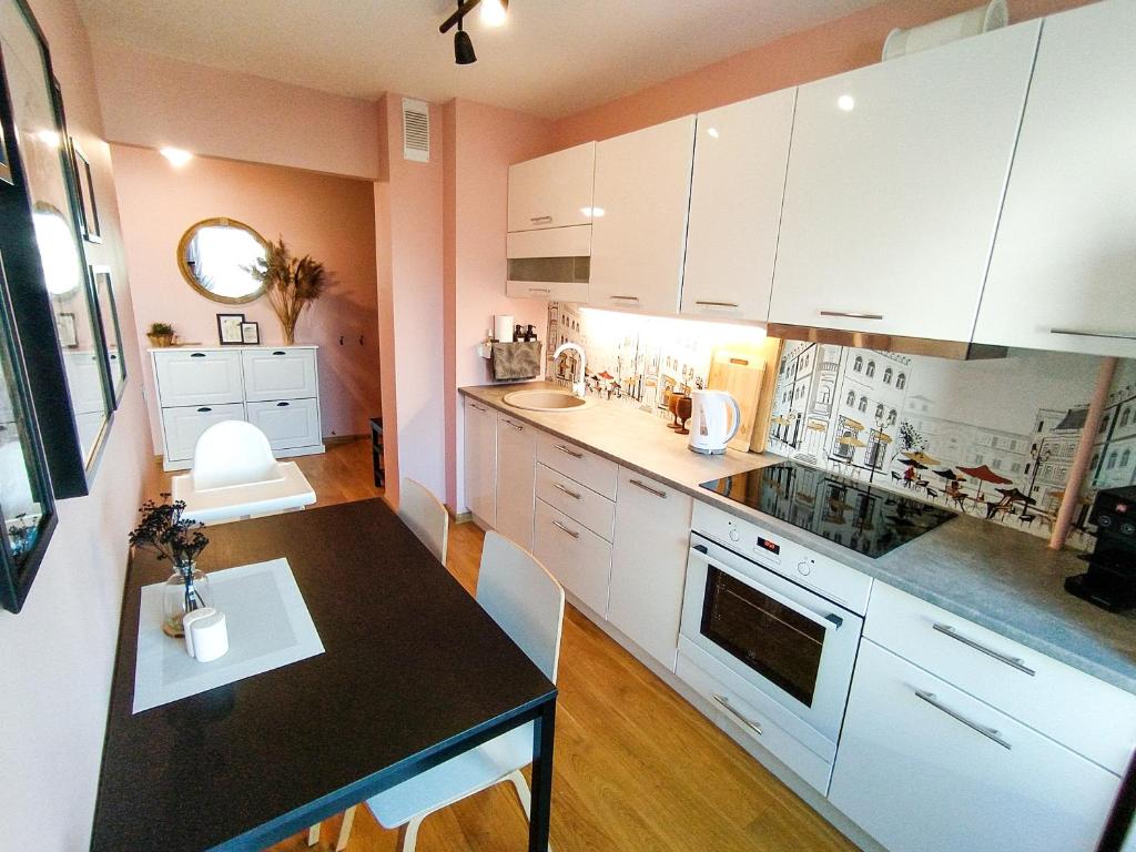 SUNSET Apartment Near Sea - Family Friendly space with Bath and Good Coffee, Ventspils
