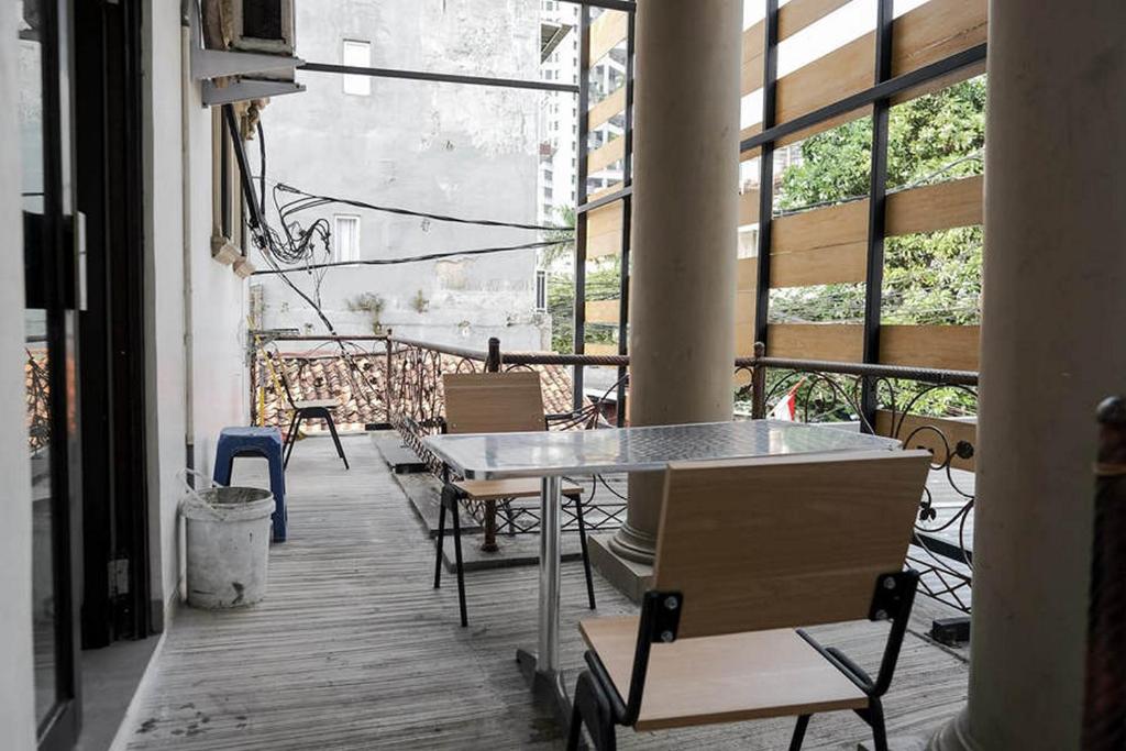 RedDoorz Plus near Taman Anggrek Mall RedDoorz Plus near Taman Anggrek Mall