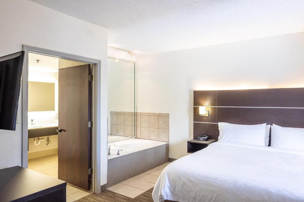 Holiday Inn Express Hotel & Suites Fort Payne Photo 38