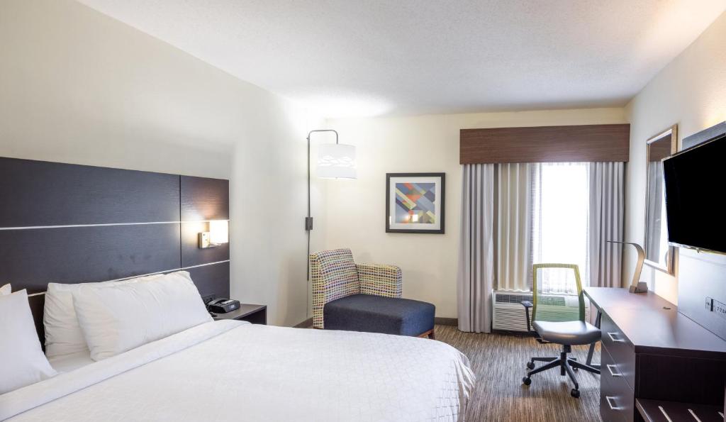 Holiday Inn Express Hotel & Suites Fort Payne Photo 40