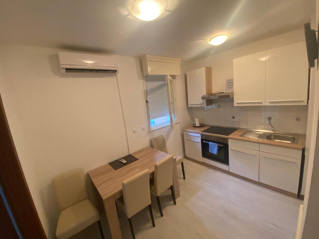 Apartment Divna — Hotel in Sibenik